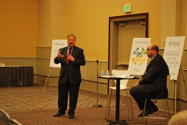 Candidate Nelson Diaz speaks to Forum attendees